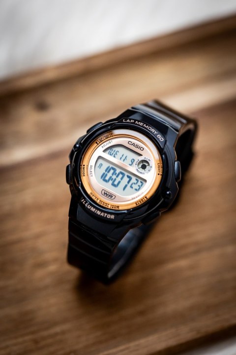 ZEGAREK DAMSKI CASIO LWS-1200H-1AVDF + BOX Casio